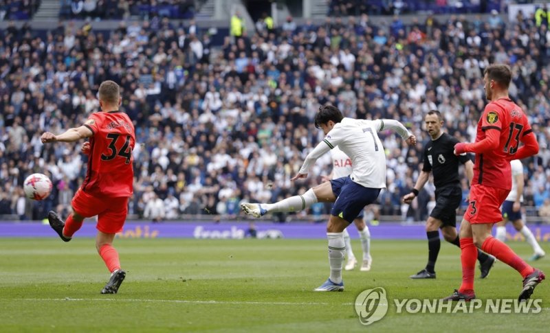 손흥민의 득점 장면 Soccer Football - Premier League - Tottenham Hotspur v Brighton & Hove Albion - Tottenham Hotspur Stadium, London, Britain - April 8, 2023 Tottenham Hotspur's Son Heung-min scores their first goal Action Images via Reuters/Andrew Couldridge EDITORIAL USE ONLY. No use with unauthorized aud