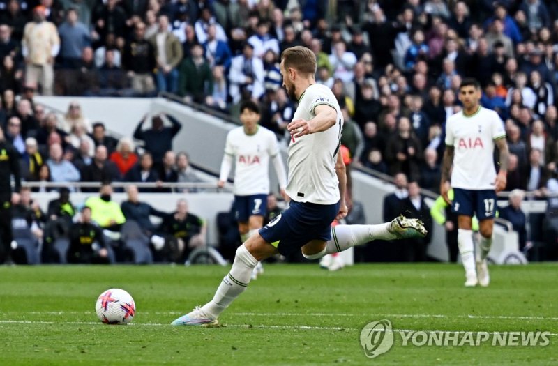 해리 케인의 골 장면 Soccer Football - Premier League - Tottenham Hotspur v Brighton & Hove Albion - Tottenham Hotspur Stadium, London, Britain - April 8, 2023 Tottenham Hotspur's Harry Kane scores their first goal REUTERS/Dylan Martinez EDITORIAL USE ONLY. No use with unauthorized audio, video, data, fixtur
