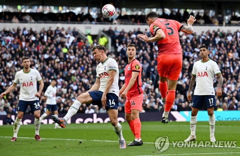 루이스 덩크의 동점 골 장면 Soccer Football - Premier League - Tottenham Hotspur v Brighton & Hove Albion - Tottenham Hotspur Stadium, London, Britain - April 8, 2023 Brighton & Hove Albion's Lewis Dunk scores their first goal REUTERS/Dylan Martinez EDITORIAL USE ONLY. No use with unauthorized audio, video, dat