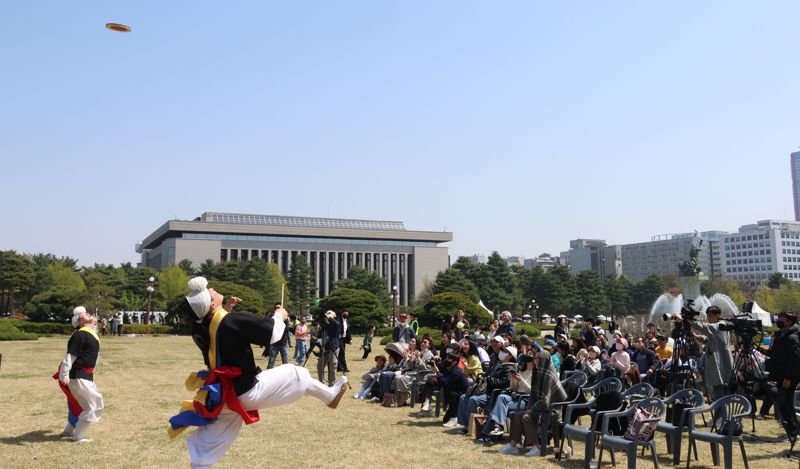 국회는 '국회의 봄, 희망을 피우다'라는 국회개방행사를 코로나19로 중단된 지 4년만에 개최했다. 9일 시민들이 국회 잔디광장에서 펼쳐지는 공연을 관람하고 있다. 사진=김범석 기자