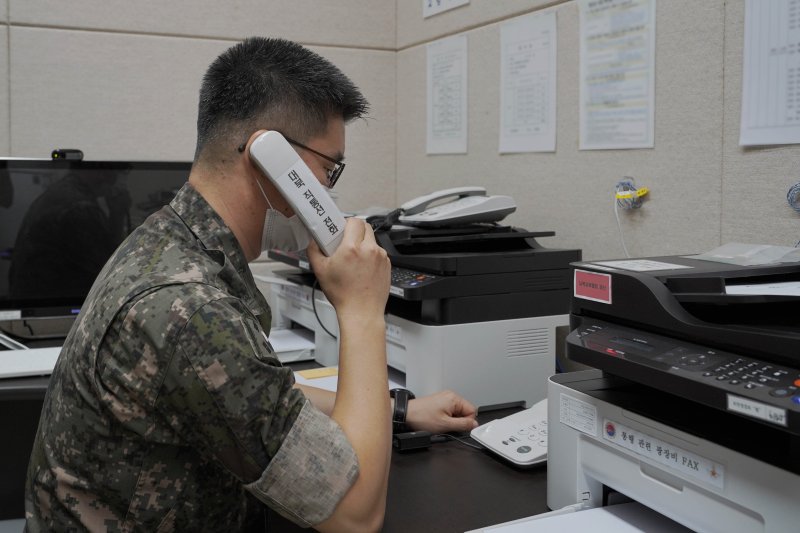 북한이 한미 연합훈련에 반발하며 일방적으로 끊었던 남북 통신연락선을 55일 만에 복원하면서 남북공동연락사무소 및 군통신선을 통한 통화가 이뤄졌다. 2021년 10월 4일 통일부는 "오늘 오전 9시 남북공동연락사무소의 개시통화가 이뤄지면서 남북 통신선이 복원됐다"고 밝혔다. 사진은 4일 오전 서해지구 군 통신선을 활용해 군 관계자가 시험통화 하는 모습. 사진=국방부 제공