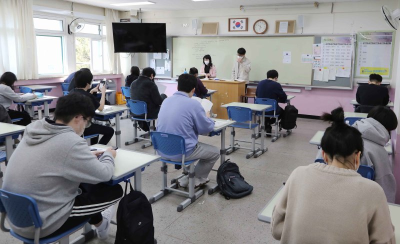 지난 8일 국가공무원 9급 공개경쟁채용 필기시험장이 마련된 서울 서초구 소재 한 학교에서 수험생들이 시험을 준비하고 있다. /사진=인사혁신처 제공, 뉴스1