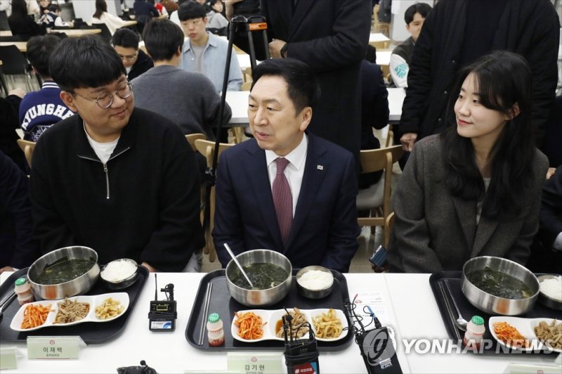 국민의힘 김기현 대표가 28일 오전 서울 동대문구 경희대학교 푸른솔문화관 학생식당을 찾아 '1천원 아침밥'을 먹으며 학생들과 대화하고 있다. 김 대표는 외부인 식권(4,000원)을 구매해 식사했다. 사진=연합뉴스