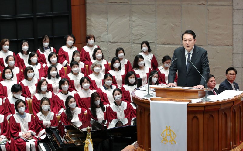 尹 "인류에 대한 예수님 사랑 실천하는 부활절 되길"