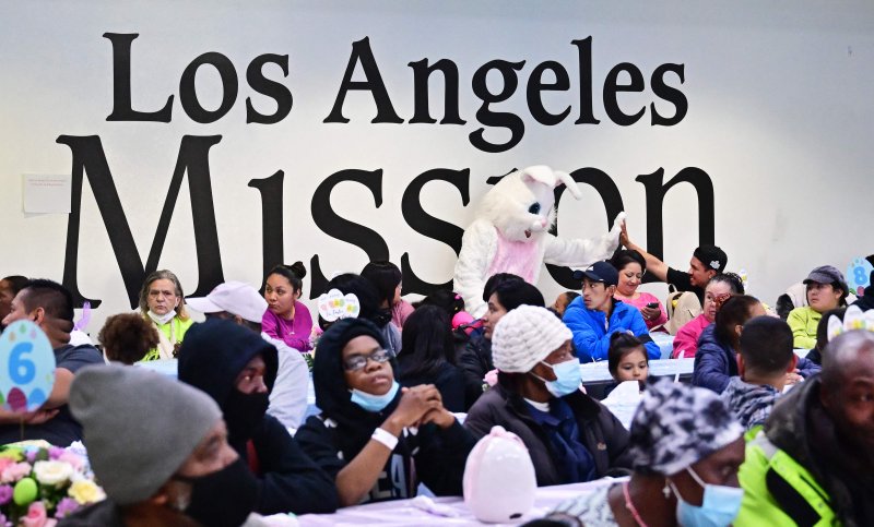 미국 로스앤젤레스시 당국이 지난 4월 부활절에 노숙자들을 위해 식사를 제공하고 있다. /사진=AFP연합뉴스