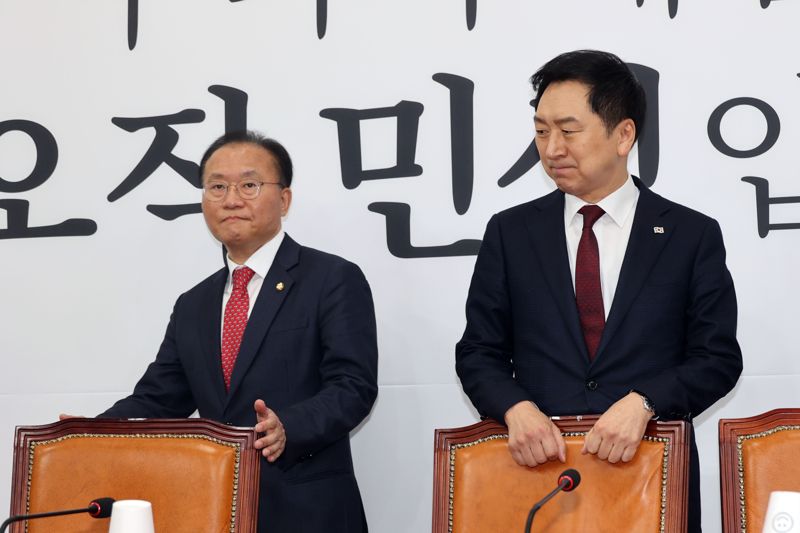 최고위원회의 참석하는 윤재옥 신임 원내대표