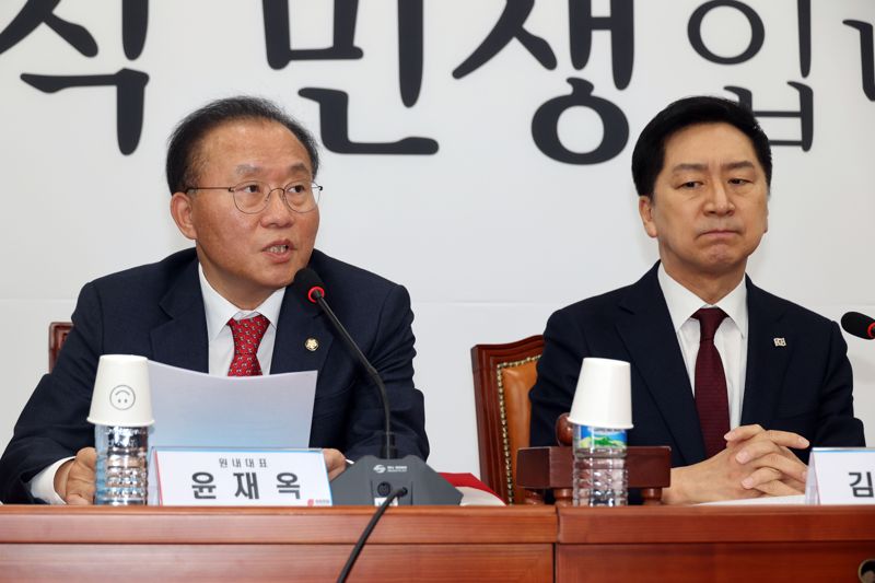 최고위원회의 참석하는 윤재옥 신임 원내대표