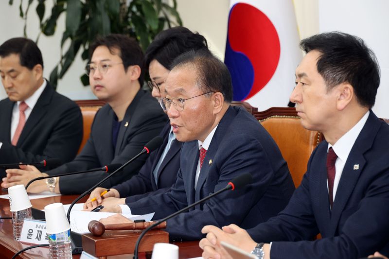 최고위원회의 참석하는 윤재옥 신임 원내대표