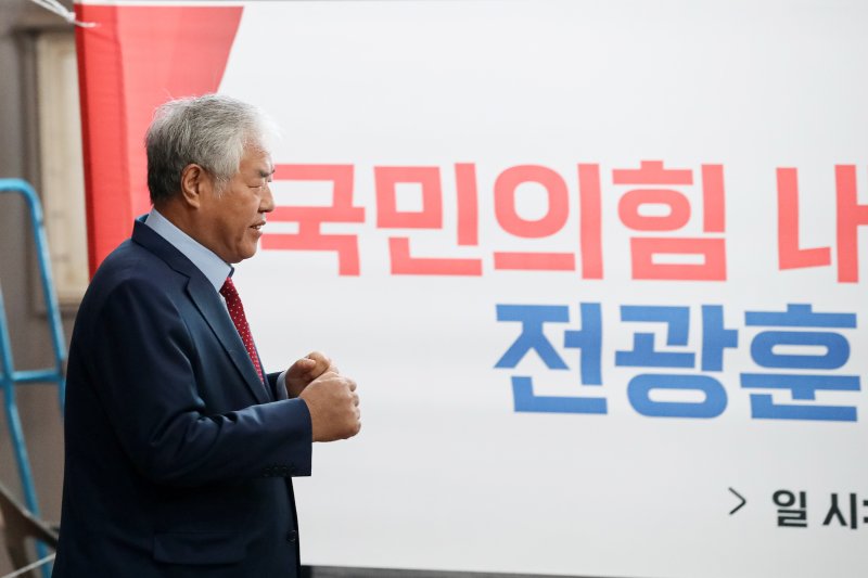 홍준표의 집요한 타격 "김기현, 전광훈에 도대체 무슨 약점 잡혔나”