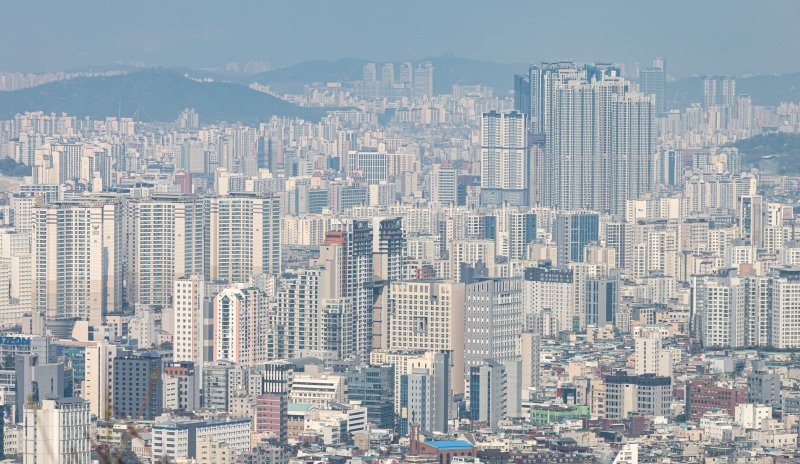 한국은행이 기준금리를 두 번 연속 동결한 가운데 아파트 거래량이 증가하는 등 부동산 시장 연착륙에 대한 기대감이 커지고 있다. 사진은 남산에서 내려다 본 서울시내 모습. 뉴스1