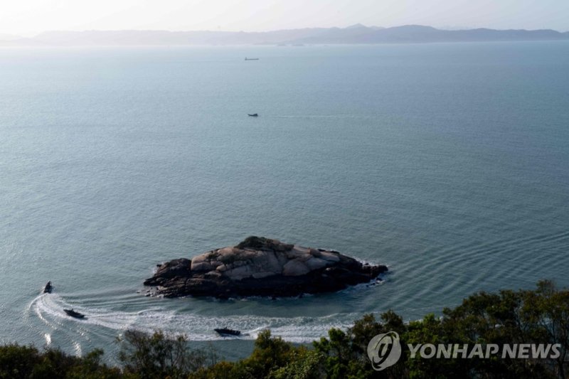 차이잉원 대만 총통과 케빈 매카시 미국 하원의장의 회동에 대응해 중국이 전투기와 전함을 동원해 대만을 포위하는 군사훈련에 들어간 지 이틀째인 9일(현지시간) 대만 수륙양용정찰순찰대 소속 군함 3척이 중국 푸젠성 해안과 가까운 자국의 최전선 마쭈열도를 순찰하고 있다. 연합