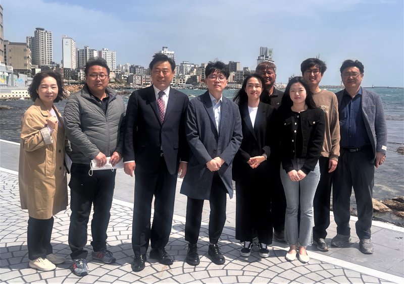 [울산=뉴시스] 박수지 기자 =울산시 동구가 10일 동구청 홈페이지 및 국민신문고·전화 등으로 접수된 칭찬공무원 5명에 대해 격려한 뒤 기념촬영을 하고 있다. 2023.04.10.(사진=동구 제공) photo@newsis.com *재판매 및 DB 금지