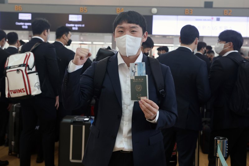 LG 트윈스 신인 박명근이 30일 오전 인천국제공항 제1여객터미널 출국장에서 스프링 캠프지인 미국 애리조나주 스코츠데일로 떠나기 위해 출국 수속 후 포즈를 취하고 있다. (LG트윈스 제공) 2023.1.30/뉴스1 ⓒ News1 김진환 기자