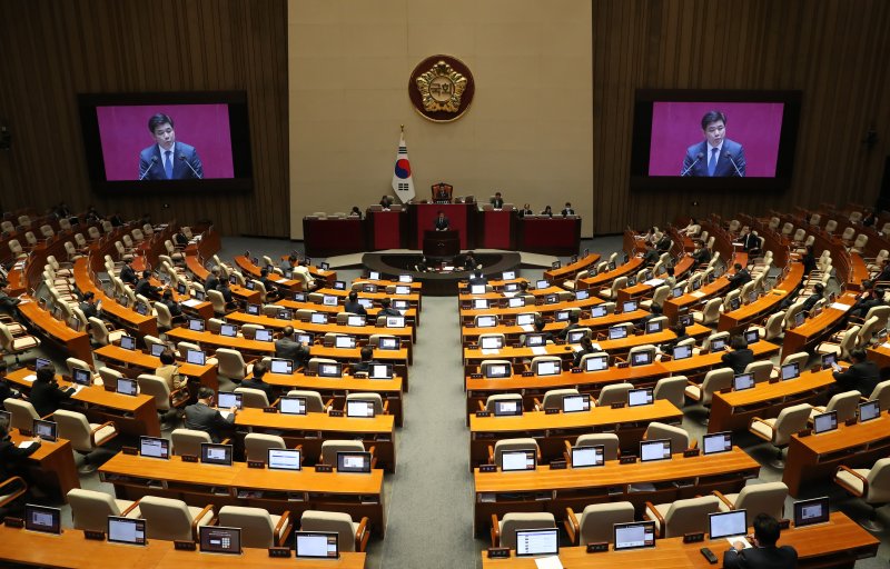 김병욱 더불어민주당 의원이 10일 오후 서울 여의도 국회 본회의장에서 열린 제405회국회(임시회) 제1차 국회의원 선거제도 개선에 관한 결의안 심사를 위한 전원위원회에서 발언을 하고 있다. 사진=뉴시스