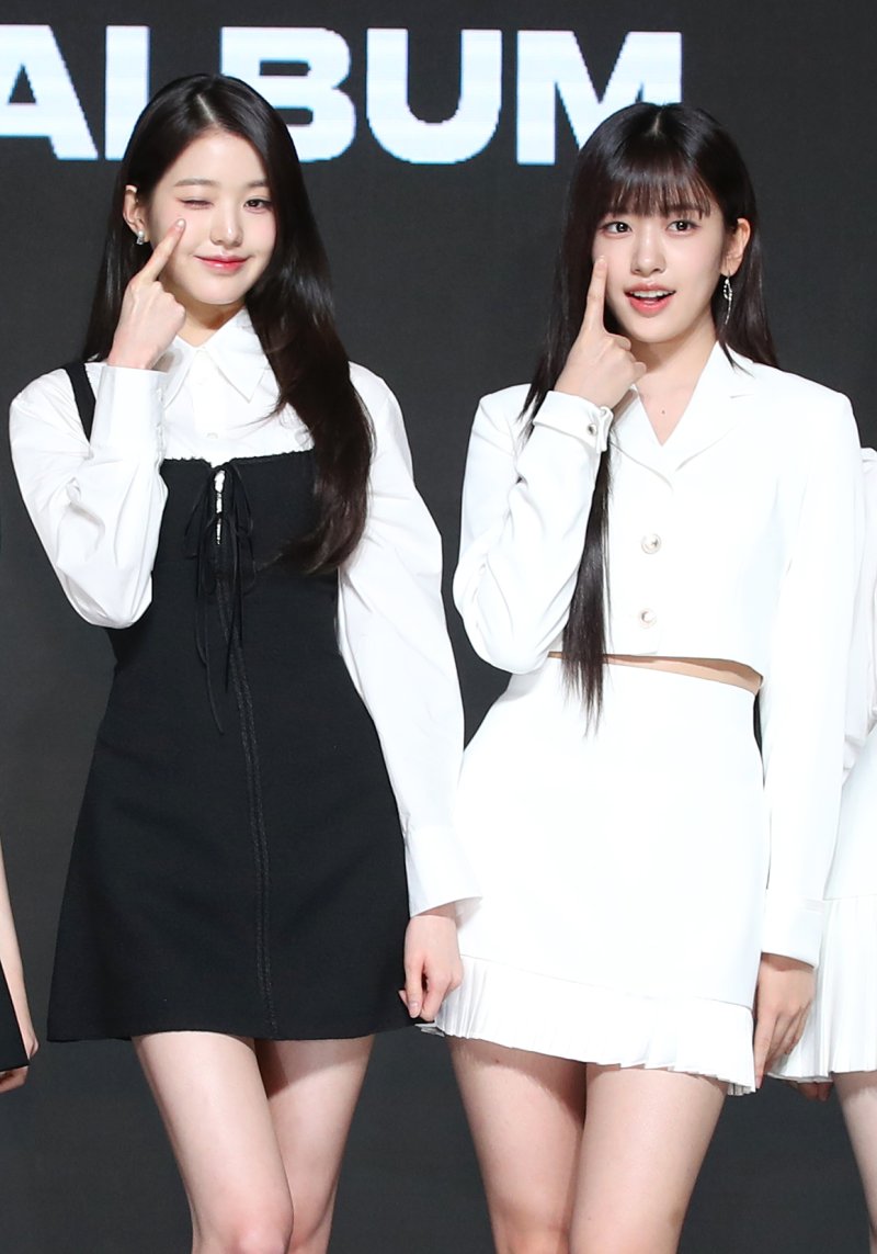 그룹 아이브(IVE)의 장원영과 안유진(오른쪽)이 10일 서울 영등포구 콘래드 서울 호텔에서 가진 첫 번째 정규 앨범 '아이해브 아이브(i've IVE)' 발매 기자간담회에서 포즈를 취하고 있다. 2023.4.10/뉴스1 ⓒ News1 권현진 기자