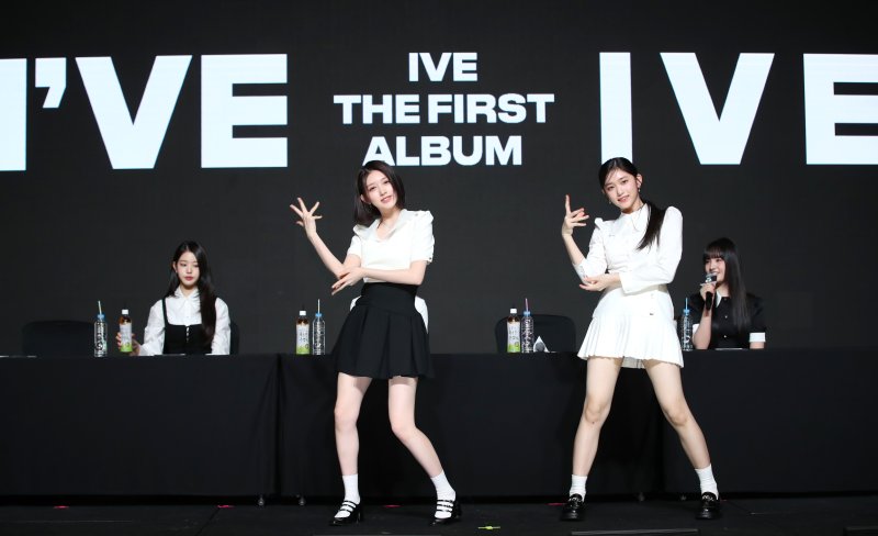 그룹 아이브(IVE)의 가을과 이서(오른쪽)가 10일 서울 영등포구 콘래드 서울 호텔에서 가진 첫 번째 정규 앨범 '아이해브 아이브(i've IVE)' 발매 기자간담회에서 포인트 안무를 선보이고 있다. 2023.4.10/뉴스1 ⓒ News1 권현진 기자
