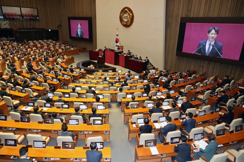 10일 내년 총선에 적용할 선거제 개편안을 논의하기 위한 국회 전원위원회가 국회 본회의장에서 열려 더불어민주당 이탄희 의원이 발언하고있다. 토론에 참여하는 의원은 총 100명으로, 더불어민주당 54명, 국민의힘 38명, 비교섭단체 8명이며 나흘간 열린다. 사진=서동일 기자