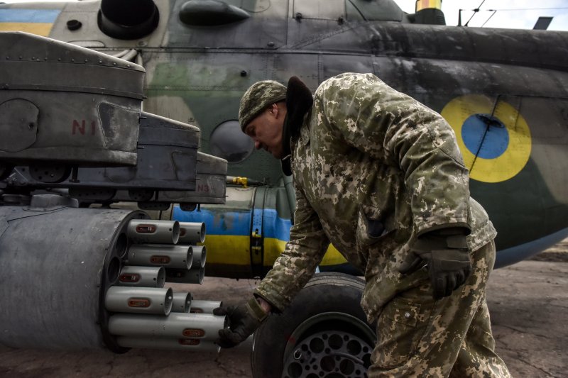 지난 8일(현지시간) 우크라이나 동부에서 우크라이나군 병사가 MI-8 헬기에 로켓을 장착하고 있다. EPA연합뉴스