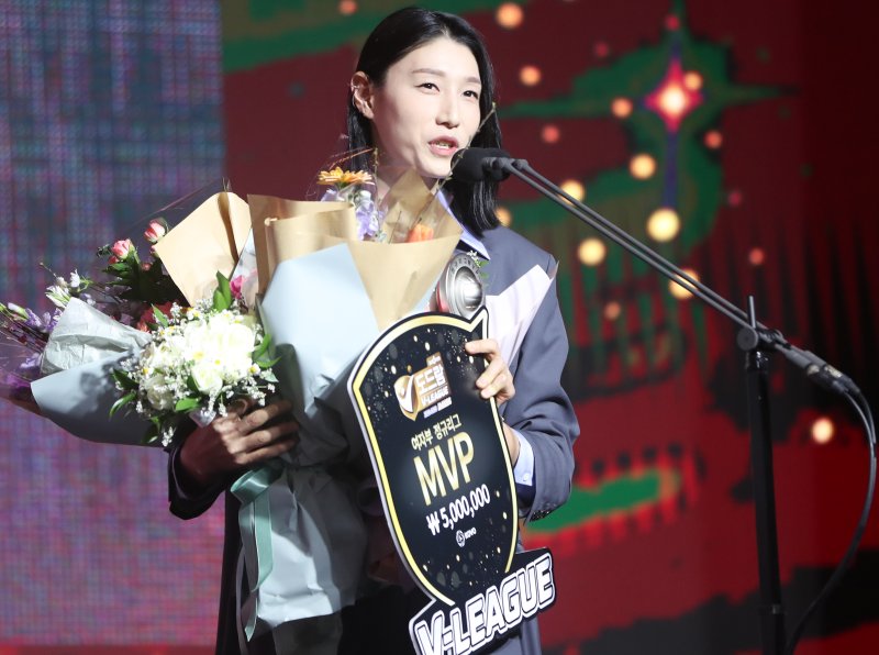 10일 서울 용산구 그랜드하얏트 서울 그랜드볼룸에서 열린 2022-2023 프로배구 시상식에서 여자부 MVP를 수상한 흥국생명 김연경이 소감을 말하고 있다. 2023.4.10/뉴스1 ⓒ News1 허경 기자