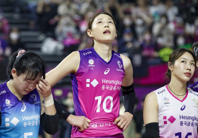 6일 오후 인천 부평구 삼산월드체육관에서 열린 여자프로배구 2022-2023 V리그 챔피언 결정전 흥국생명과 한국도로공사 5차전 경기, 흥국생명 김연경이 세트 스코어 3대2로 패배 후 아쉬워 하고 있다. 2023.4.6/뉴스1 ⓒ News1 김도우 기자