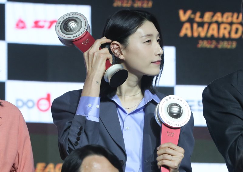 10일 서울 용산구 그랜드하얏트 서울 그랜드볼룸에서 열린 2022-2023 프로배구 시상식에서 여자부 MVP를 수상한 흥국생명 김연경이 단체 기념촬영에 앞서 머리카락을 쓸어넘기고 있다. 2023.4.10/뉴스1 ⓒ News1 허경 기자