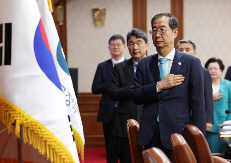 국기에 경례하는 한덕수 총리와 국무위원들 (서울=연합뉴스) 황광모 기자 = 한덕수 국무총리와 국무위원들이 11일 오전 정부서울청사에서 열린 국무회의에 참석해 국기에 경례하고 있다. 2023.4.11 hkmpooh@yna.co.kr (끝) /사진=연합 지면화상