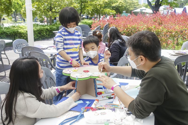 지난해 부산시민공원서 열린 어린이날 공예체험 모습./제공=부산시설공단