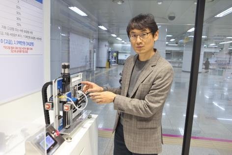 한국기계연구원 김학준 책임연구원이 대전도시철도 대전역에 마련된 ‘초미세먼지 Zero 리빙랩’에서 기술 설명을 하고 있다.(기계연 제공)