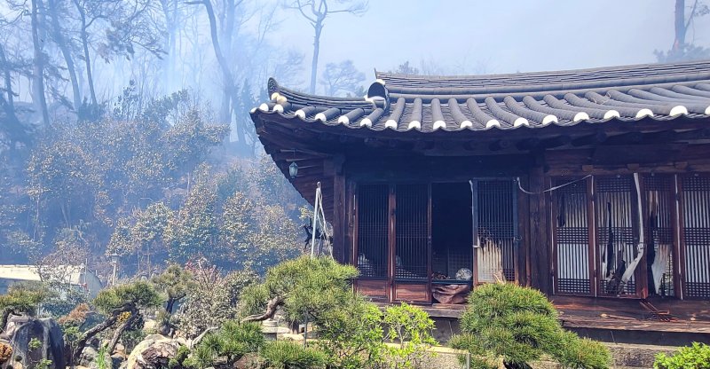 지난 11일 오전 강원 강릉시 난곡동의 한 야산에서 난 불이 확산 중인 가운데 강원도 유형문화재 50호 방해정에도 피해가 발생했다. 연합뉴스 제공