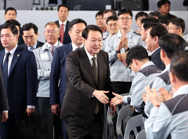 한달 만에 정의선 만난 尹대통령 "2030년 전기차 생산 5배로, 미래차 3강"