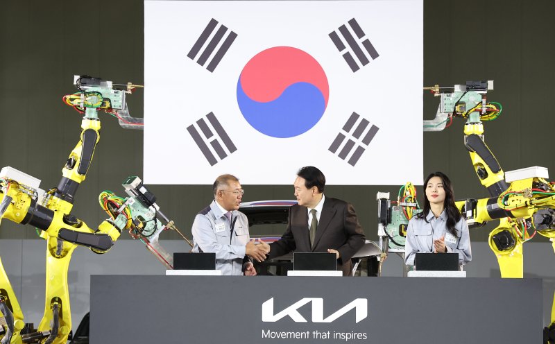 한달 만에 정의선 만난 尹대통령 "2030년 전기차 생산 5배로, 미래차 3강"