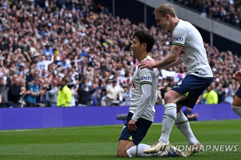 100호골 넣고 세리머니 펼치는 손흥민 Tottenham Hotspur's South Korean striker Son Heung-Min (L) celebrates with Tottenham Hotspur's English midfielder Oliver Skipp (R) after scoring the opening goal of the English Premier League football match between Tottenham Hotspur and Brighton and Hove Albion at Tottenham Hot