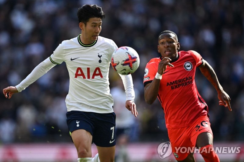 손흥민의 질주 Tottenham Hotspur's South Korean striker Son Heung-Min (L) vies with Brighton's Ecuadrorian defender Pervis Estupinan (R) during the English Premier League football match between Tottenham Hotspur and Brighton and Hove Albion at Tottenham Hotspur Stadium in London, on April 8, 2023. (Photo b
