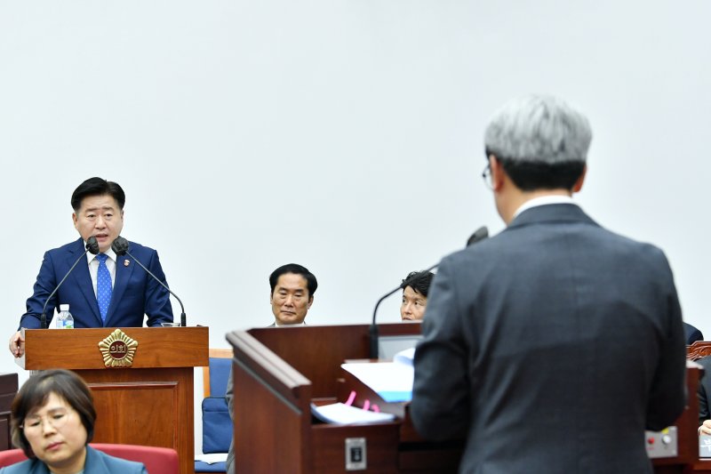 11일 제415회 2차 본회의 도정질문에서 오영훈 지사가 김황국 부의장의 질문에 답변하고 있다(제주도의회 제공)ⓒ News1