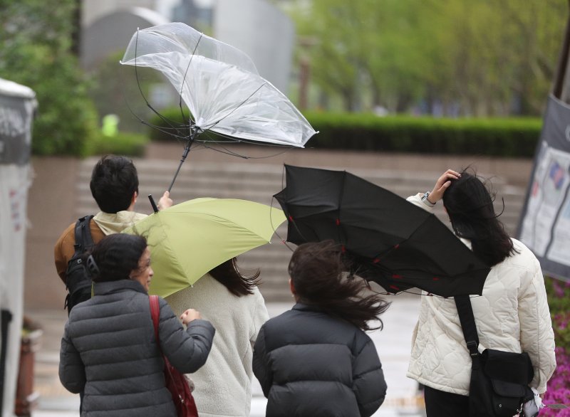 서울 강풍피해 45건…공사장 벽돌 추락·사다리차 넘어져(종합) - 파이낸셜뉴스