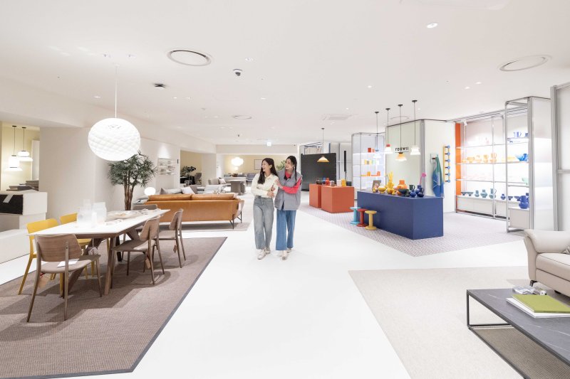 고객들이 상품·전시 중심의 매장을 경험·체험 중심 매장으로 리뉴얼한 한샘디자인파크 송파점에서 상품을 둘러보고 있다. 한샘 제공