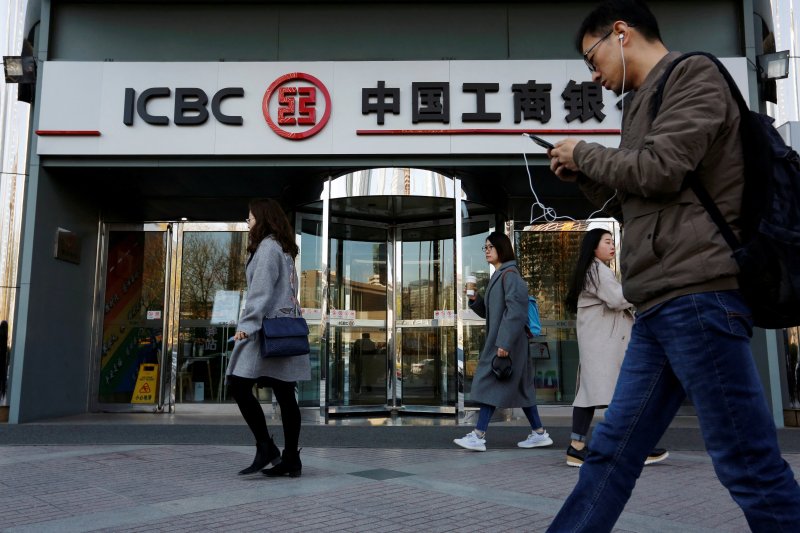 코로나19 확산 이전인 2019년 4월 1일 중국 베이징에서 시민들이 중국공상은행(ICBC) 지점 앞을 지나고 있다.로이터뉴스1