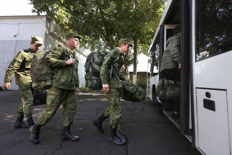 러시아군 신병들이 지난해 9월 크라스노다르 지역에 있는 신병 모집소 근처에서 버스를 타고 가고 있다 /사진=뉴시스