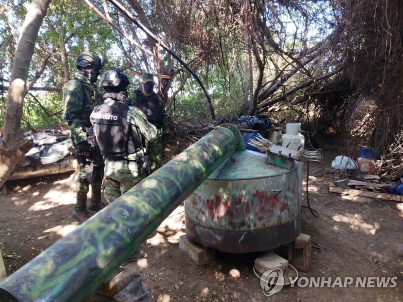 지난 2023년 2월14일(현지시간) 멕시코 육군 병사들이 시날로아주 쿨리아칸의 펜타닐 생산 시설을 수색하고 있다.로이터연합뉴스