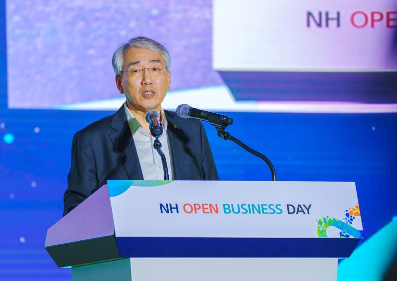 NH농협금융지주는 11일 서울 중구 본사에서 NH오픈비즈니스데이행사를 개최했다. 이석준 농협금융지주 회장이 개회사를 하고 있다. 농협지주제공