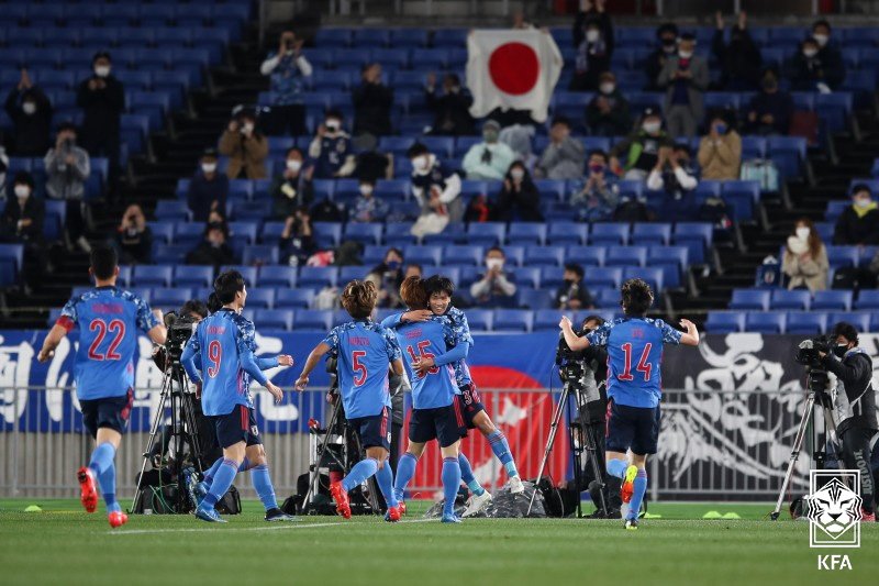 25일 일본 요코하마시 닛산스타디움에서 열린 한일전에서 일본 선수들이 득점에 성공한 뒤 기뻐하고 있다. (대한축구협회 제공)