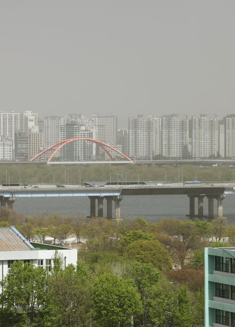 중국발 황사가 국내에 유입된 12일 서울 서강대교 등 도심이 뿌옇게 보이고 있다. 중국 고비사막과 네이멍구고원에서 생긴 황사가 국내에 유입되면서 전국의 미세먼지 농도가 '매우 나쁨' 수준을 나타내고 있다. 환경부는 12일 오전 7시 기준으로 황사 위기경보 수준을 '주의' 단계로 격상 발령했다고 밝혔다. 사진=김범석 기자