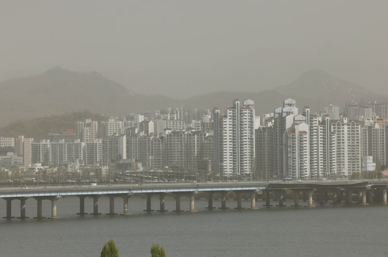 중국발 황사가 국내에 유입된 12일 서울 마포대교 등 도심이 뿌옇게 보이고 있다. 중국 고비사막과 네이멍구고원에서 생긴 황사가 국내에 유입되면서 전국의 미세먼지 농도가 '매우 나쁨' 수준을 나타내고 있다.<div id='ad_body2' class='ad_center'></div> 환경부는 12일 오전 7시 기준으로 황사 위기경보 수준을 '주의' 단계로 격상 발령했다고 밝혔다. 사진=김범석 기자