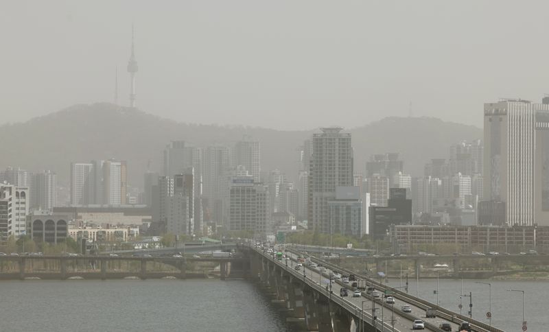 중국발 황사가 국내에 유입된 12일 남산서울타워 등 도심이 뿌옇게 보이고 있다. 중국 고비사막과 네이멍구고원에서 생긴 황사가 국내에 유입되면서 전국의 미세먼지 농도가 '매우 나쁨' 수준을 나타내고 있다. 환경부는 12일 오전 7시 기준으로 황사 위기경보 수준을 '주의' 단계로 격상 발령했다고 밝혔다. 사진=김범석 기자