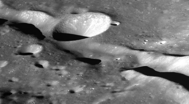 다누리가 촬영한 달 '슈뢰딩거 계곡' 지역. 사진=과학기술정보통신부 제공