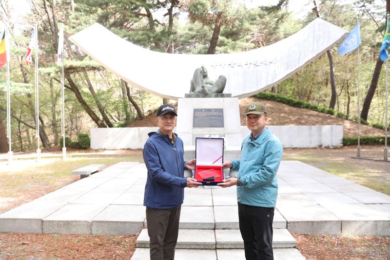 장세욱 동국제강 부회장(왼쪽)이 12일 용문산 지구 전적비 앞에서 표창수 제2신속대응사단장로부터 감사패를 전달받고 있다. 동국제강 제공