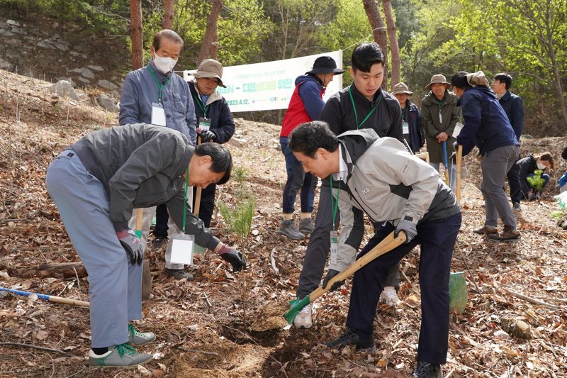 남성현 산림청장(오른쪽)이 장호진 현대백화점그룹 사장과 12일 경기도 용인시 처인구 국유림에서 열린 'REGREEN-다음세대를 위한 탄소중립의 숲 조성 나무심기'행사에서 스트로브잣나무를 심고 있다.<사진=산림청 제공>