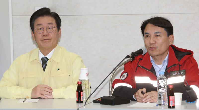 [강릉=뉴시스] 김경목 기자 = 김진태 강원도지사가 12일 오후 강원 강릉시 녹색도시체험센터 통합지휘본부를 찾은 이재명 더불어민주당 대표에게 감사 인사와 함께 지원을 부탁하고 있다. 이 대표는 지난 11일 발생한 강릉 산불 피해 현황을 살펴보고 이재민들을 만나 위로하기 위해 강릉에 내려왔다. 김진태 강원도지사가 가운데 앉아 있다. 2023.04.12. photo31@newsis.com <저작권자ⓒ 공감언론 뉴시스통신사. 무단전재-재배포 금지.> /사진=뉴시스화상