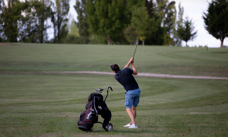 봄 날씨에 골프를 치기 위해 골프장을 찾는 사람들이 늘면서 손목과 팔꿈치, 허리, 발목 등 통증을 호소하는 환자도 늘면서 주의가 요구된다.