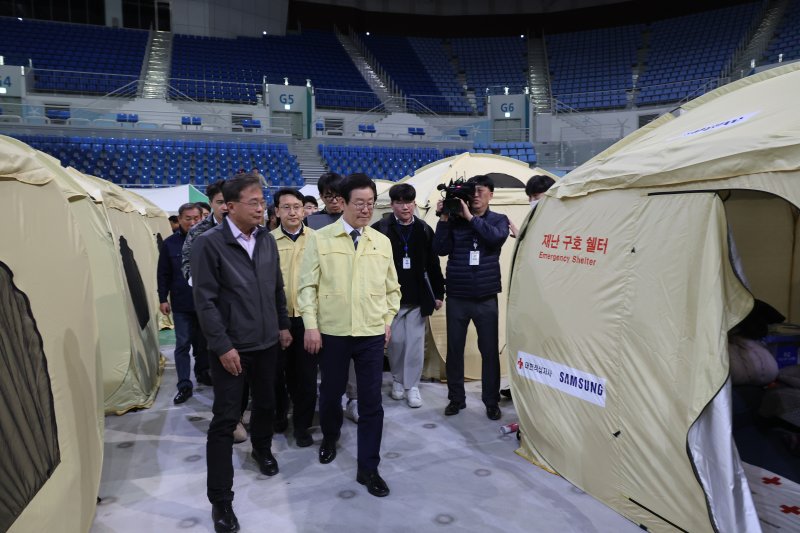 이재명 더불어민주당 대표가 12일 오후 강릉 아이스아레나에 마련된 산불 피해 이재민 임시대피소에 방문해 둘어보고 있다. 2023.04.12 ⓒ News1 박세연 기자